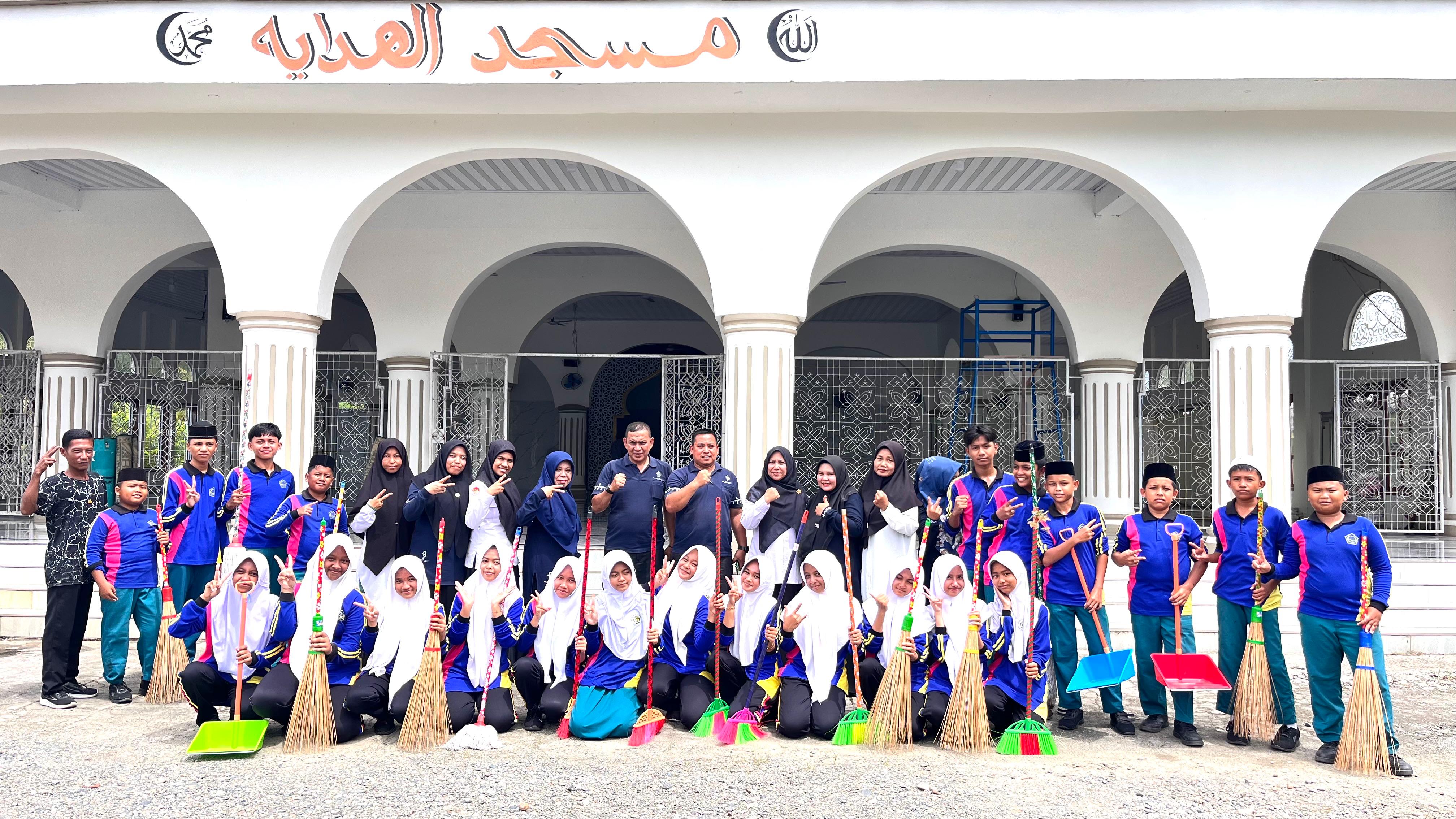 MTsN 2 Aceh Barat Laksanakan GEBER MAS di Masjid Al-Hidayah Desa Beureugang